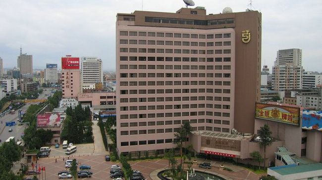 Hotel Golden Dragon Kunming Esterno foto